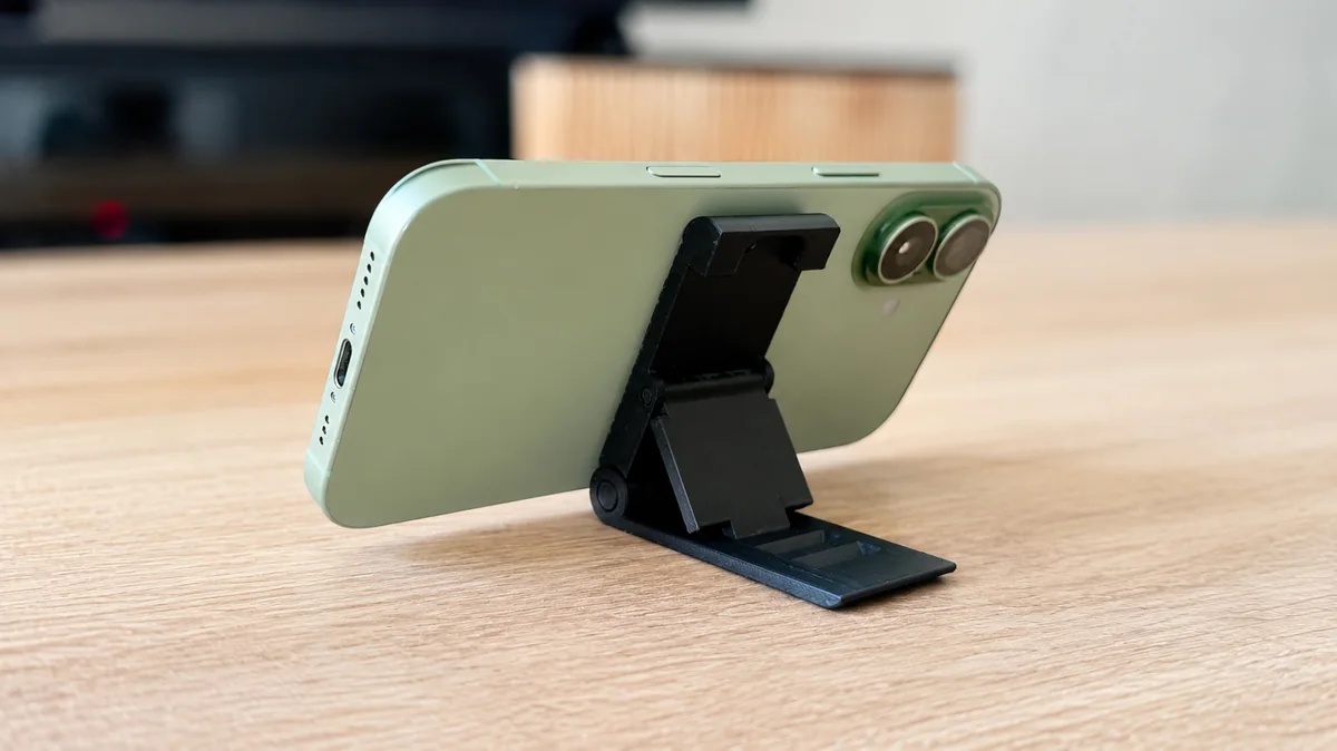 Suporte funcional preto produzido em impressão 3D para telefone celular