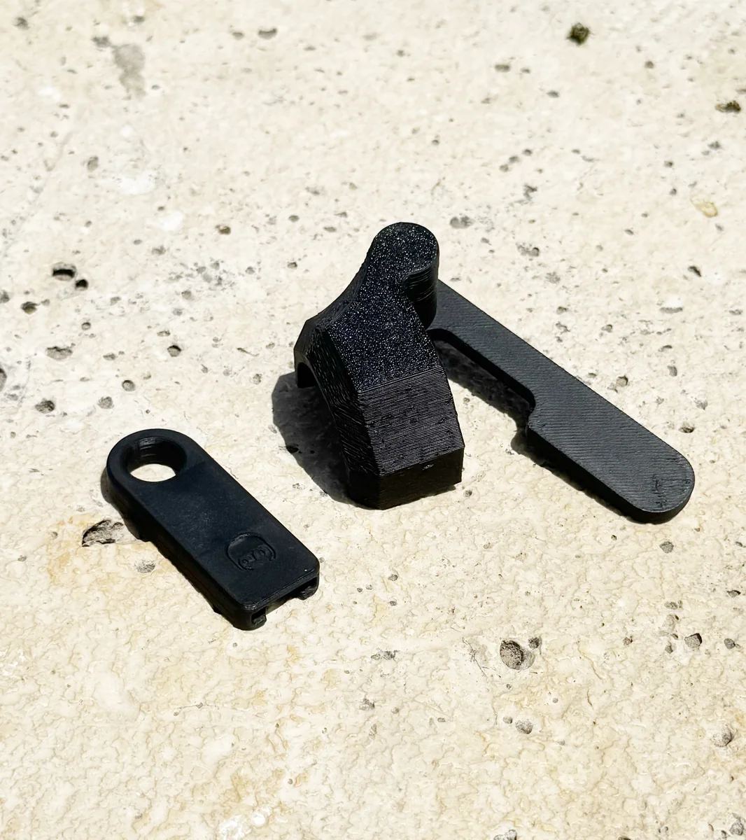 Peças utilitárias pretas produzidas sob medida em impressão 3D